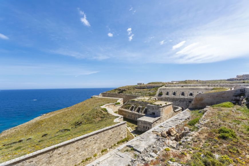 Guided tour of 'La Mola' · Actividades en Menorca